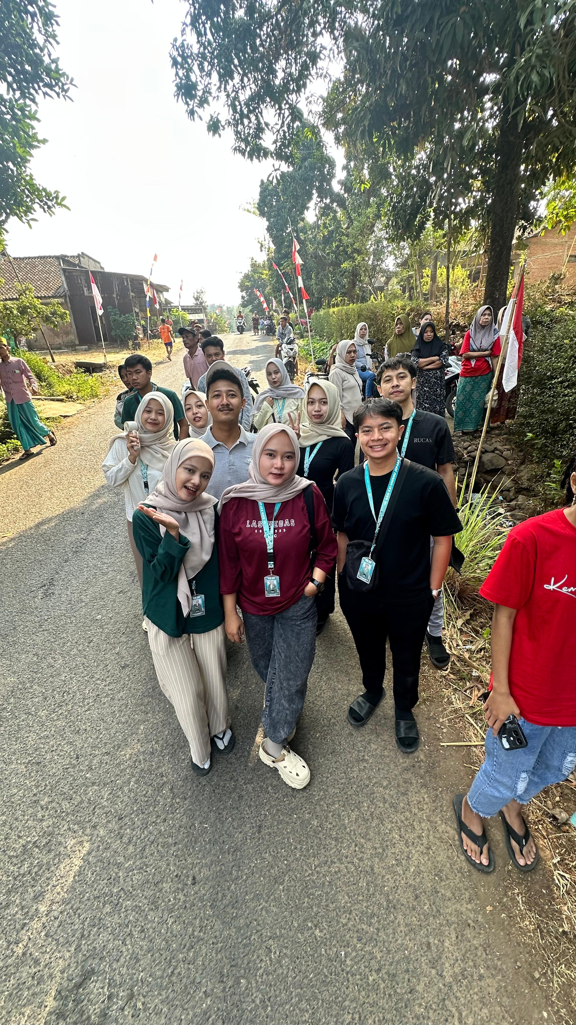 KKN XXI UNISNU Ramaikan Karnaval Kemerdekaan Bersama Warga Dukuh Kembang Gede