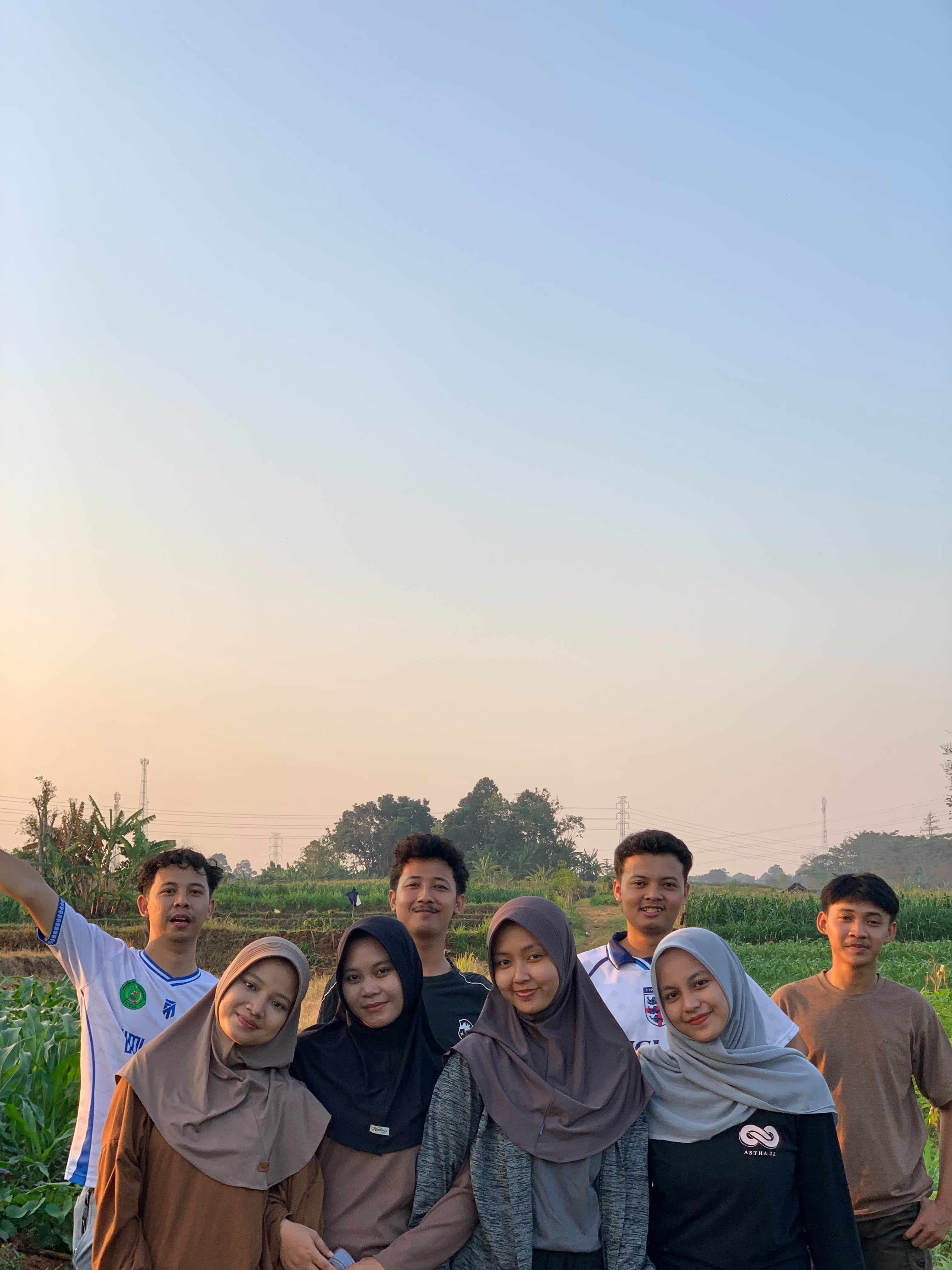 KKN XXI UNISNU Kenali Potensi Alam melalui Hamparan Sawah Desa Rajekwesi