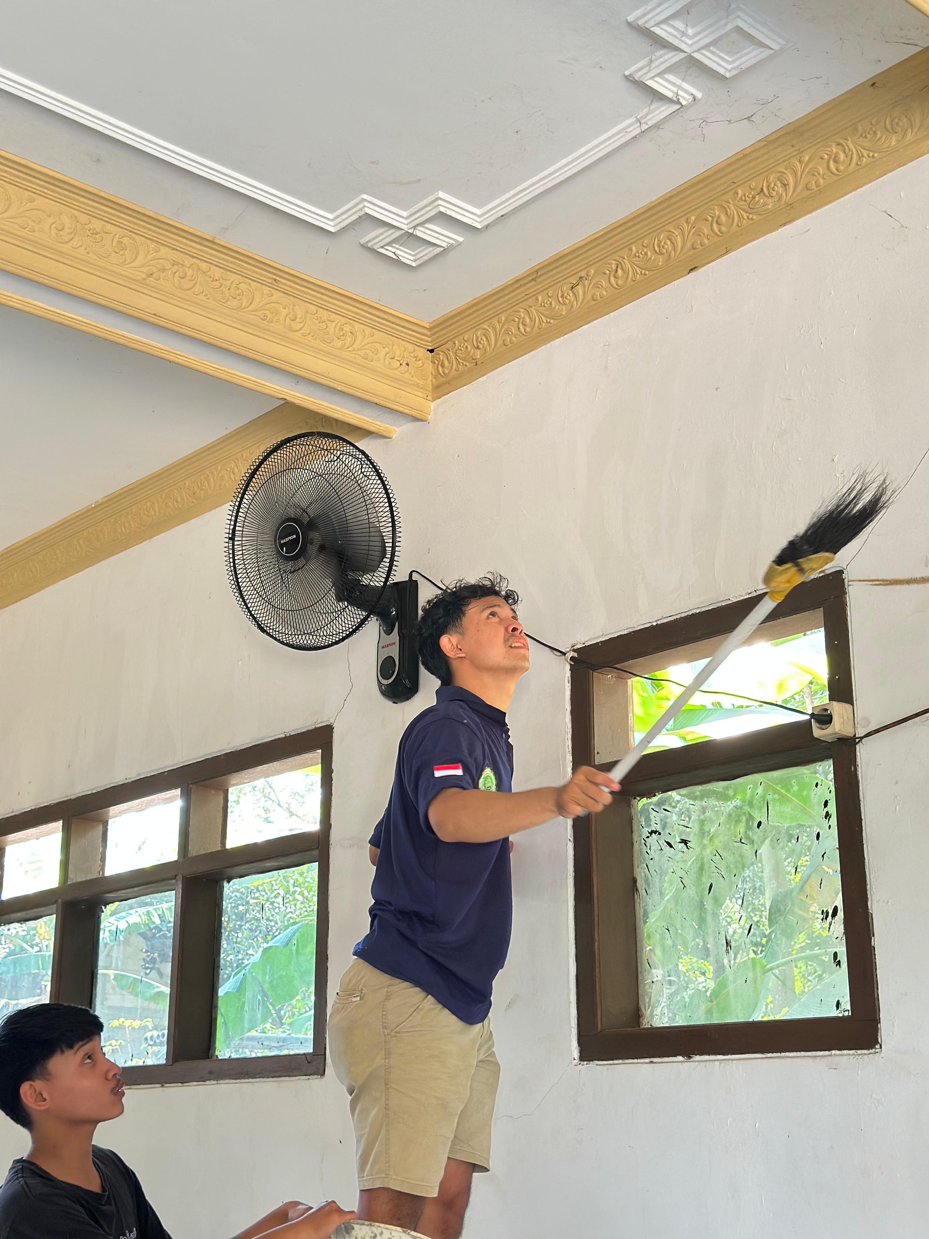 KKN XXI UNISNU Gelar Bersih-Bersih Mushola, Wujudkan Tempat Ibadah yang Nyaman